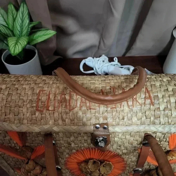 Vintage Woven Huge Straw Bag.  Made in Gutamala - Picture 11 of 12